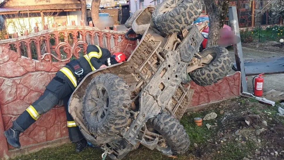 O persoană a fost rănită după ce a intrat cu ATV-ul într-un gard, în Costești