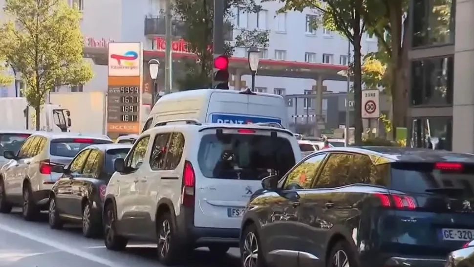 Țara europeană în care benzinăriile au rămas fără combustibil. Cozile la benzină sunt mai lungi ca la noi pe vremea lui Ceaușescu - VIDEO