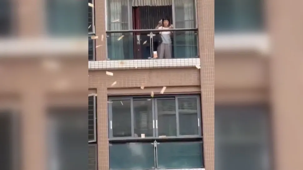 Scene incredibile: o femeie a aruncat peste 160.000 de dolari de la balcon după o ceartă cu soțul. Cum au reacționat trecătorii 