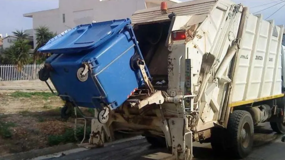 Un român a fost salvat în ultimul moment, după ce a adormit în tomberon și a fost aruncat în mașina de salubritate 