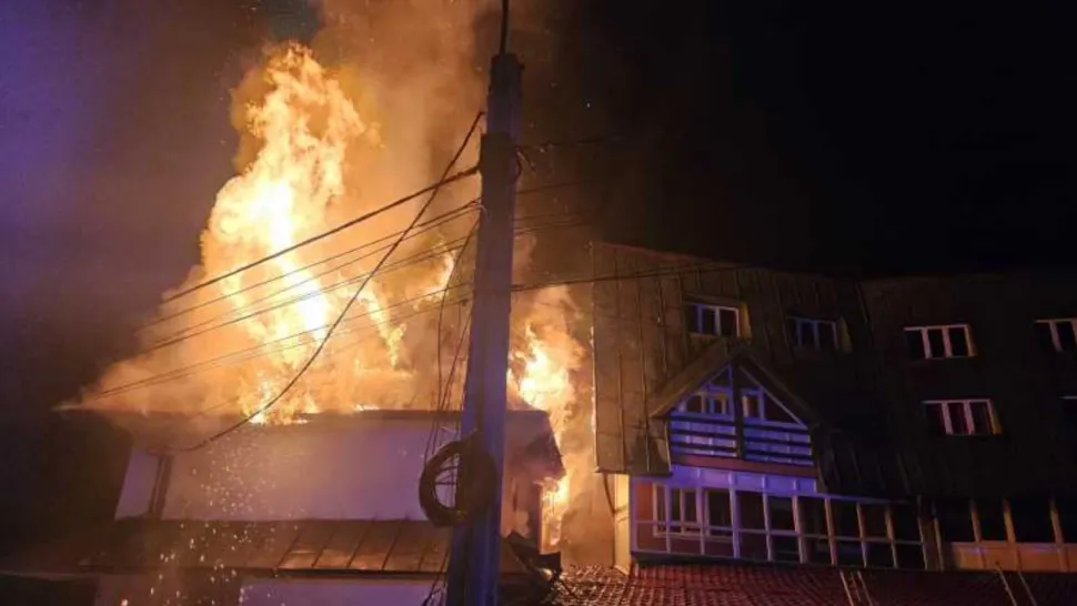 Incendiu de proporții la o cabană din Brașov. Intervenția pompierilor, îngreunată de lipsa surselor de alimentare cu apă