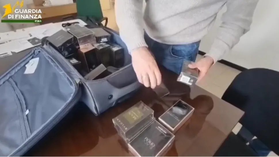 Trei români, arestați în Italia după ce cumpărau bilete de avion ieftine doar pentru a fura din duty-free