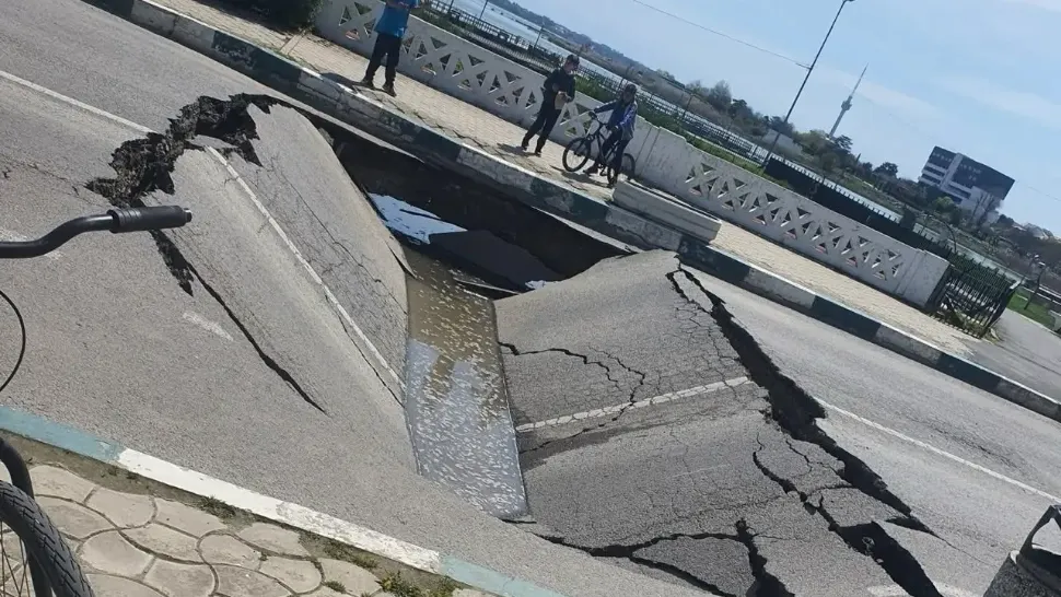 Atenție șoferi! O stradă din centrul orașului Techirghiol s-a surpat în plină zi: circulația a fost închisă VIDEO 