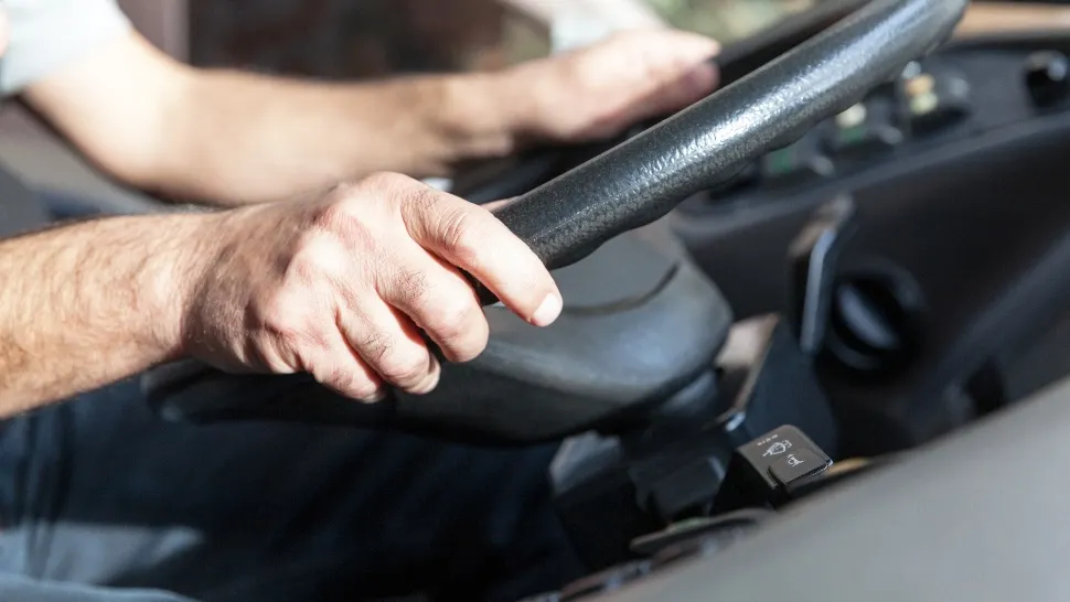 Șofer de autobuz din Alba, reținut după ce s-a răsturnat cu vehiculul pe șosea: bărbatul era băut 