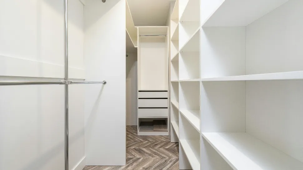 Apartament mic, facturi mari: cum pui ordine cu lumină bună și mobilier care chiar ajută