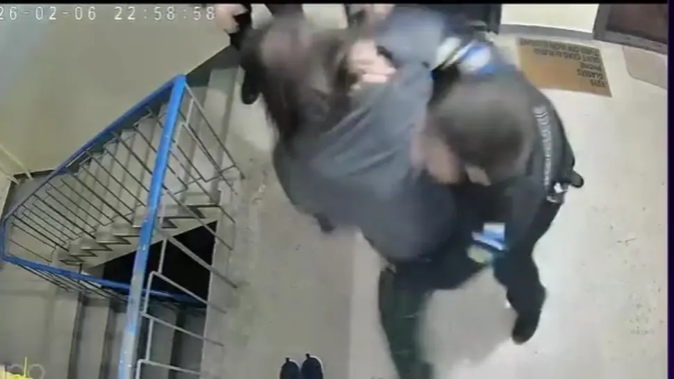 Scene de groază în Murfatlar: un lăcătuș CFR a încercat să violeze o femeie și i-a amenințat vecinii cu toporul. A fost arestat