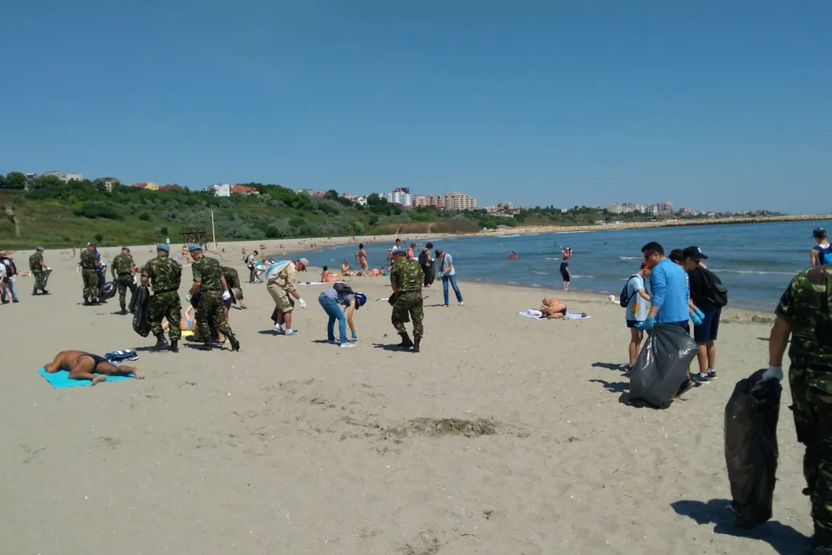 Scandal pe plajă, turiștii au alungat o barcă plină cu migranți