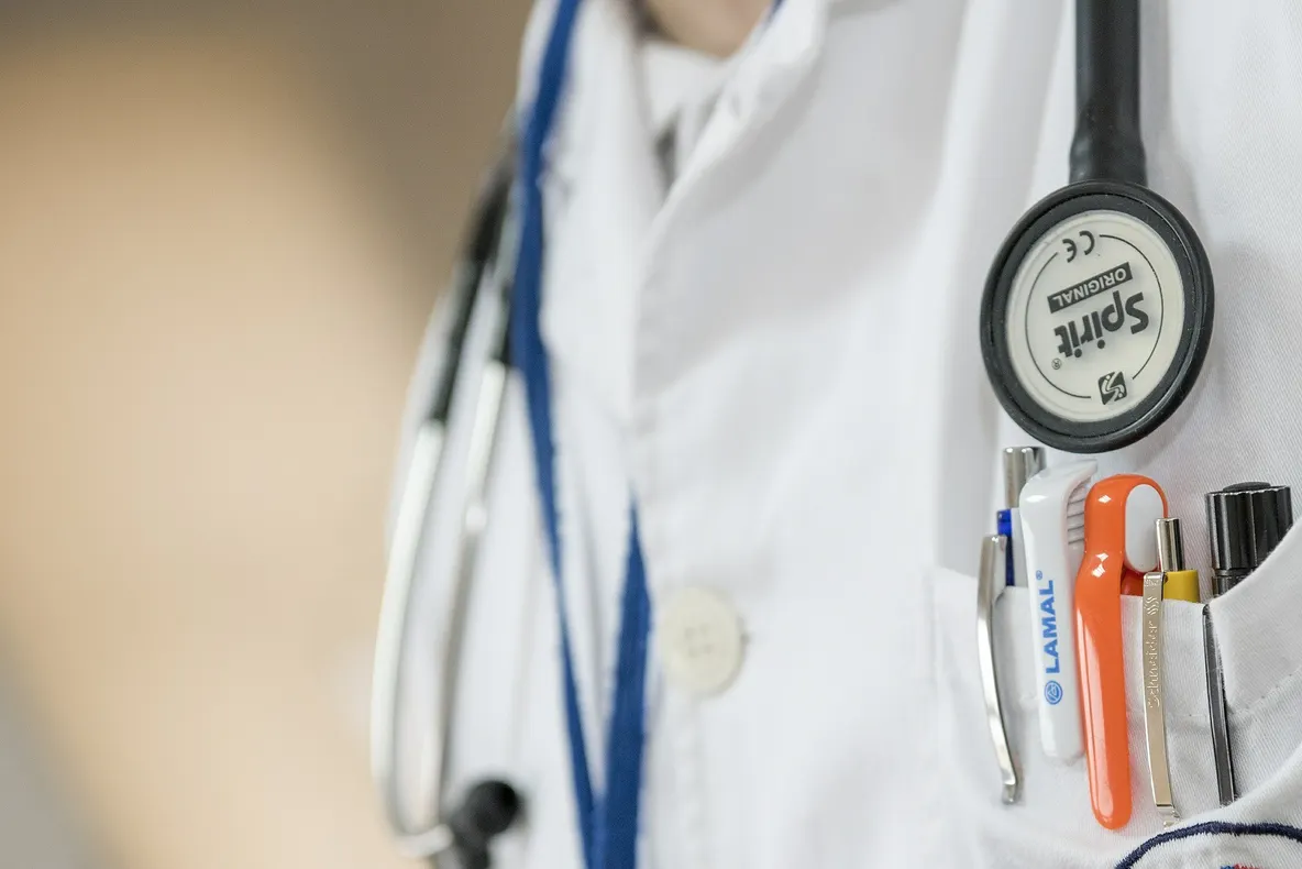 Noi detalii despre medicul rezident de 28 de ani mort la Spitalul Universitar. Apropiații spun că era copleșit de boala gravă a părinților