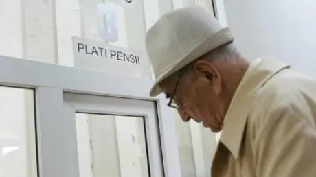 Schimbare majoră pentru cumulul pensiei cu salariul la stat. Senatul a adoptat tacit reducerea cu 85% a pensiei pentru cei care continuă să lucreze