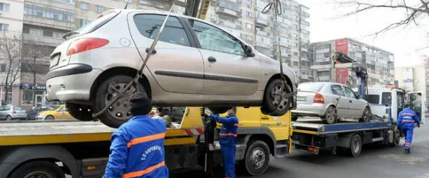 Primăria Capitalei ia în calcul dublarea tarifelor pentru ridicarea mașinilor parcate ilegal, în 2026.