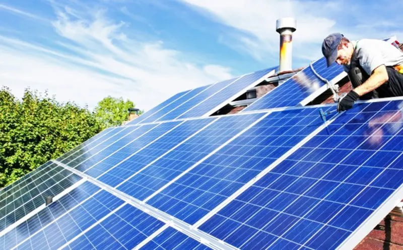 Oamenii își instalează panouri fotovoltaice pe fondul adâncirii crizei petrolului