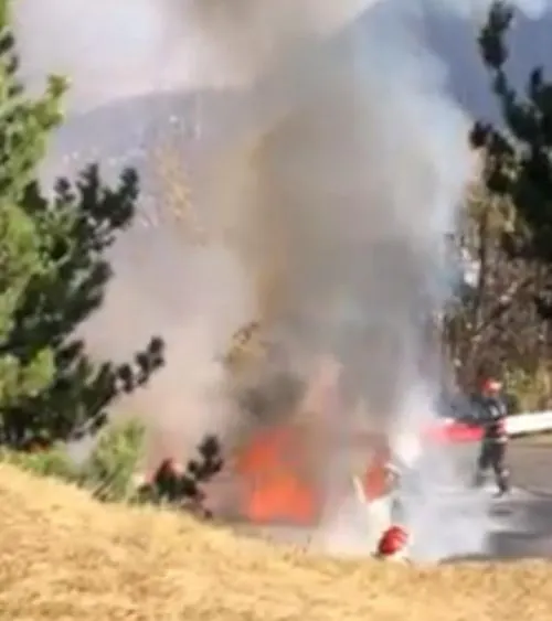 Trafic blocat pe DN 1A, în județul Brașov, după ce o mașină a luat foc. O persoană a fost găsită carbonizată