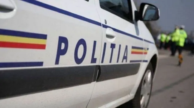 Polițist rănit în Maramureș după ce autospeciala a fost lovită cu o piatră. Parchetul a deschis anchetă pentru ultraj