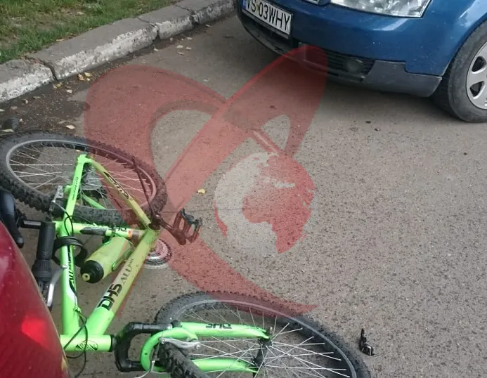 Accident în județul Vrancea. Copil de 7 ani, rănit după ce bicicleta sa s-a ciocnit cu o maşină