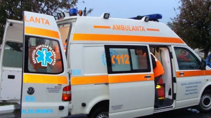 Adolescent de 17 ani, mort după ce a intrat cu mașina într-un stâlp, în Slatina: tânărul nu avea permis