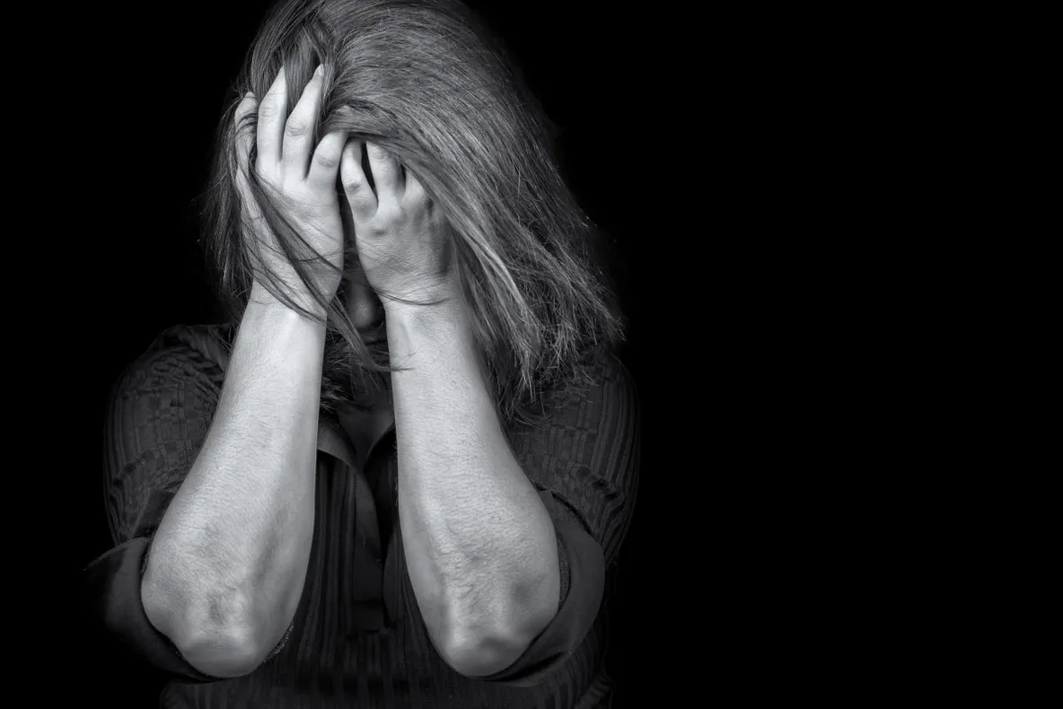 Femeie din Iași, acuzată că a mituit o minoră violată cu 10.000 de euro și o mașină, plasată în arest la domiciliu