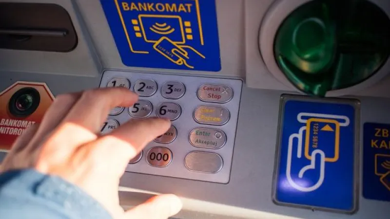 Ce poți să faci dacă ai introdus PIN-ul greșit de trei ori la bancomat? Ce se întâmplă cu cardul și când ai din nou acces