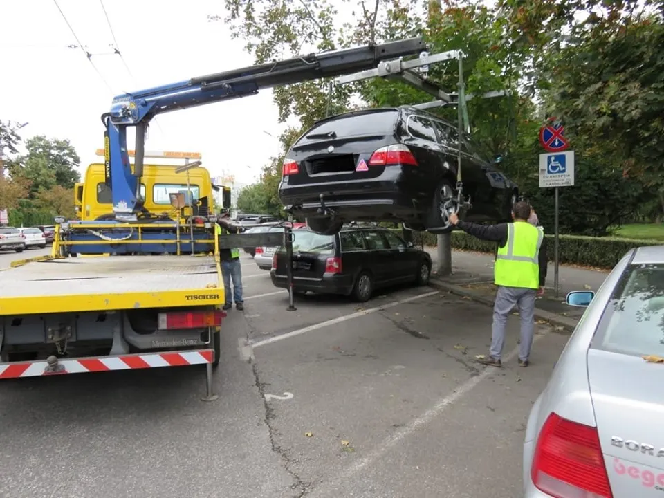 Sectorul din București unde autoritățile ridică mașinile pe bandă rulantă. Peste 400 de vehicule „luate pe sus” de la începutul anului