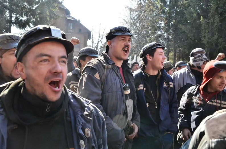 Minerii de la Vulcan nu renunță la protest. Peste 90 de angajați refuză să iasă la suprafață de 24 de ore