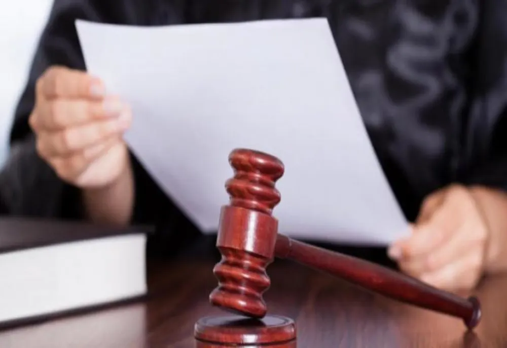 Părinții care au bătut-o pe învățătoarea fiului lor contestă arestul: solicitarea, judecată luni