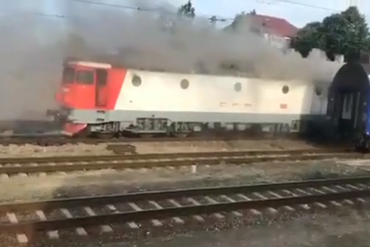 Incendiu puternic la o locomotivă, în Gara Buftea. Circulația trenurilor a fost afectată temporar