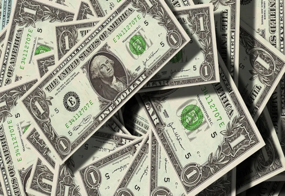 Dolarul american, sub presiune economică. Deficitele SUA şi incertitudinile cresc riscul de depreciere