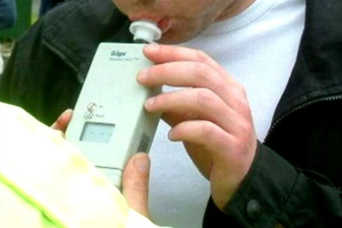Șofer de microbuz școlar, prins de polițiști că a consumat băuturi alcoolice. Ducea la grădiniță șapte copii
