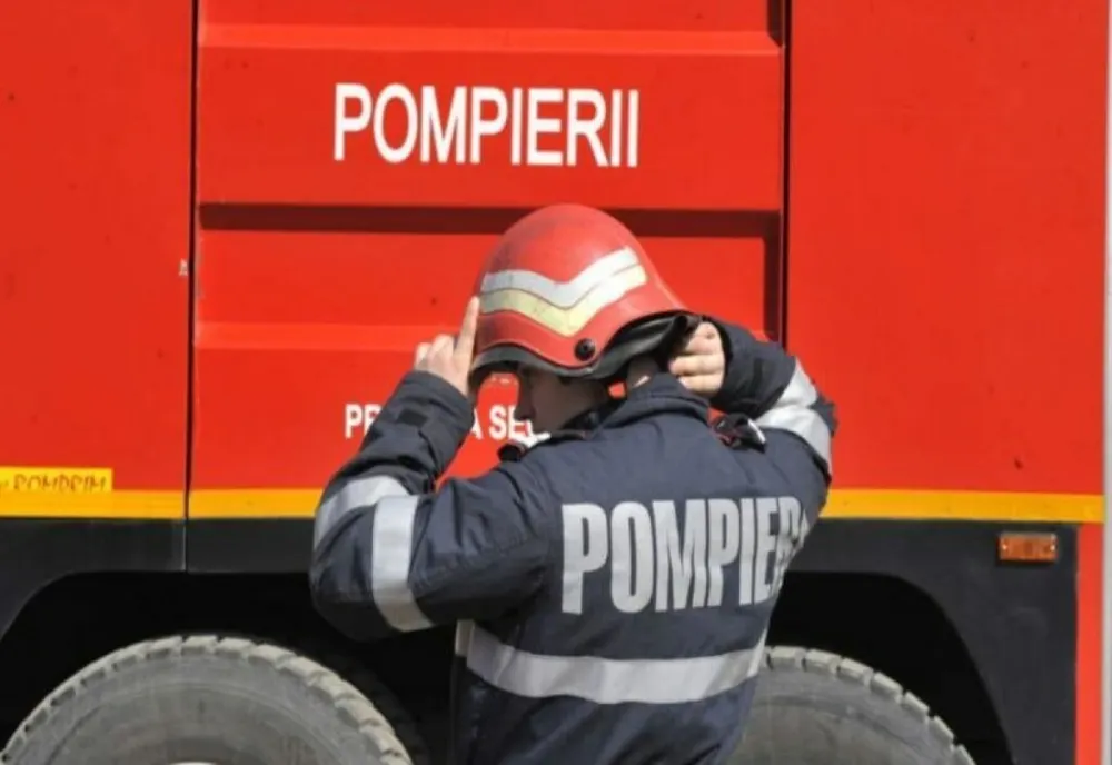 Asfalt surpat pe o stradă din Constanța: o mașină a căzut într-un crater. Intervine descarcerarea