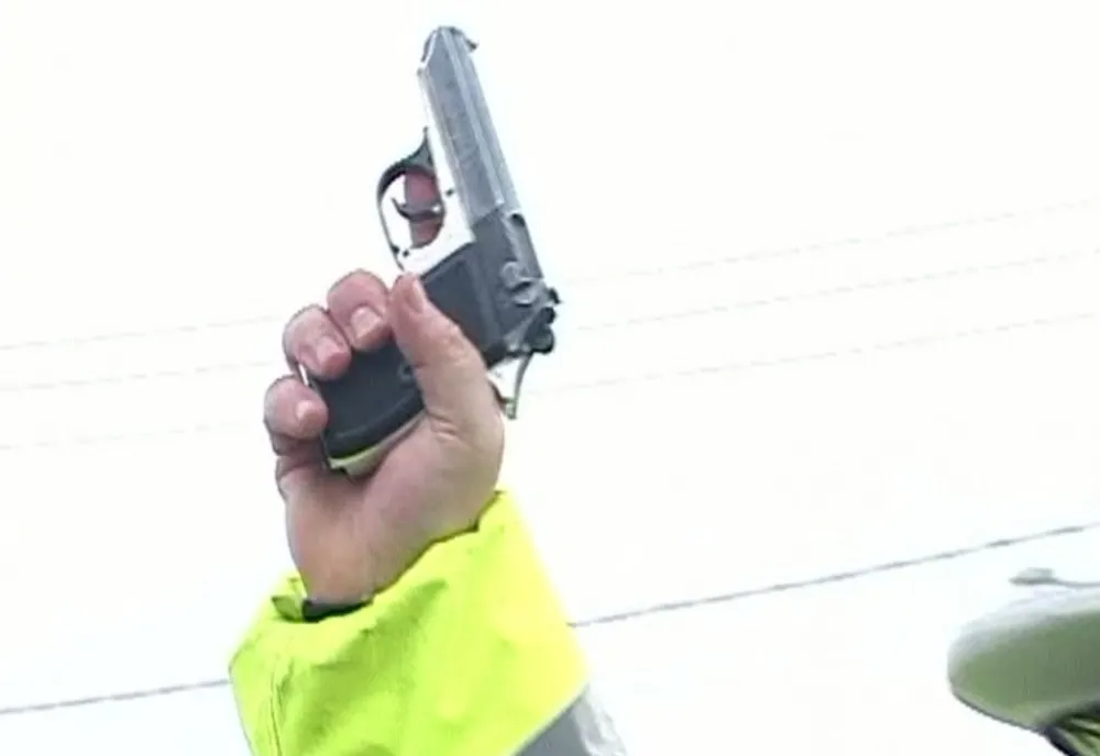 Focuri de armă trase de polițiști pe DN 7, după un accident. Doi tineri au ajuns în arest