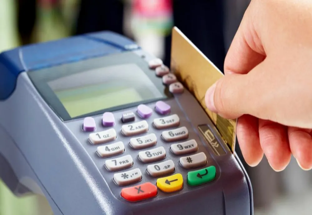 Bărbat din Argeș, reținut după ce a găsit un card bancar într-un supermarket și l-a folosit de 17 ori la cumpărături. Câți bani a cheltuit