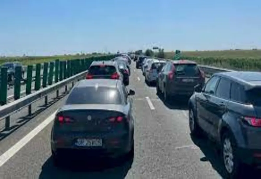 Accident cu șapte mașini pe A2, spre București. Traficul este restricționat