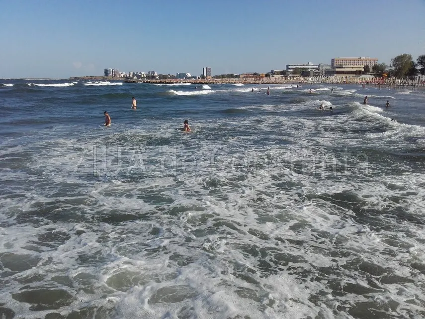 Două persoane, căutate de pompieri după ce au dispărut în mare, la Olimp