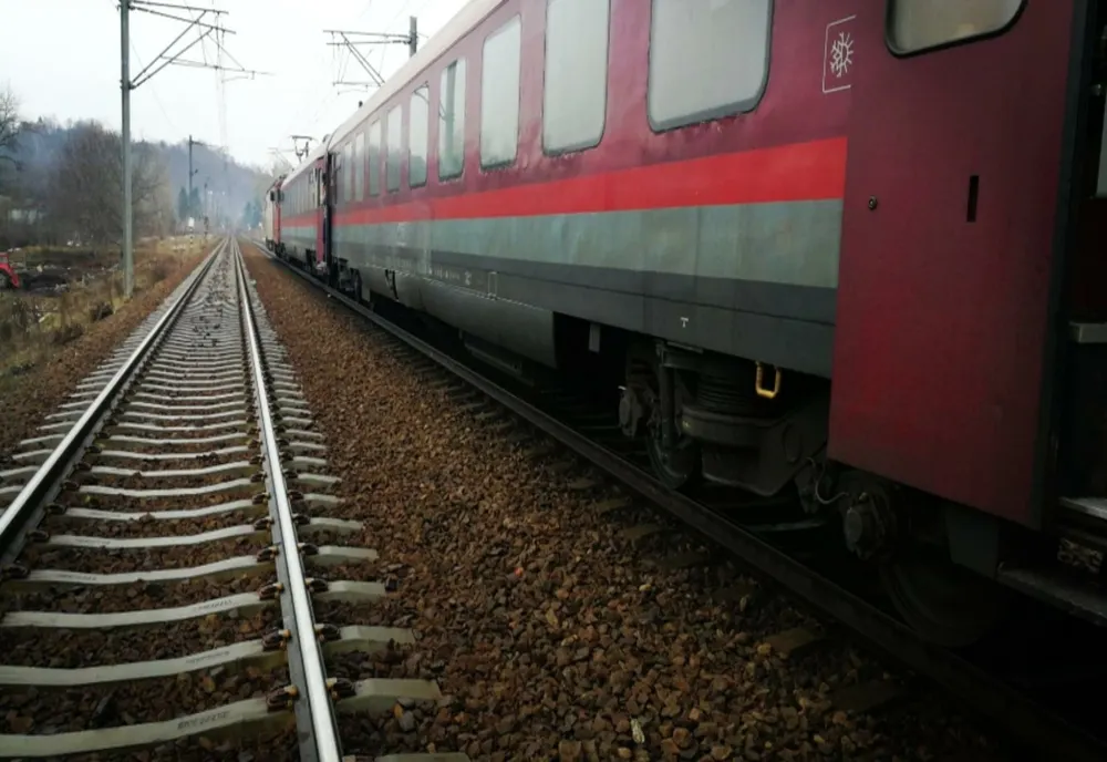 CFR amenință că suspendă cursele dacă nu primește bani