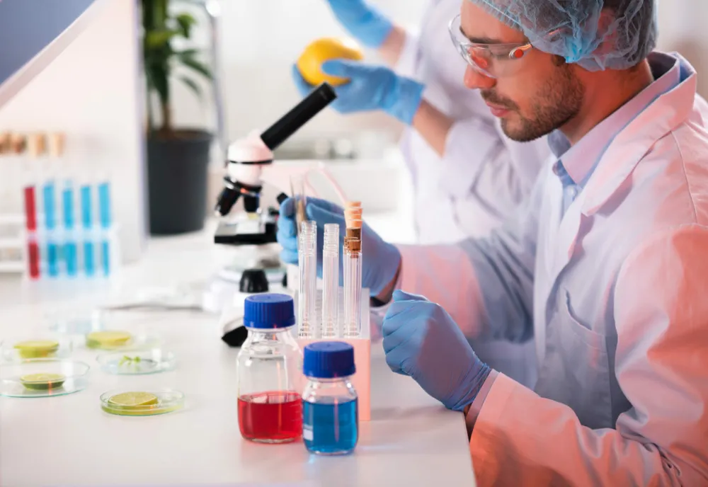 Pas uriaș în lupta cu cancerul: Vaccinul inovator pe bază de mRNA reduce drastic riscul de recidivă