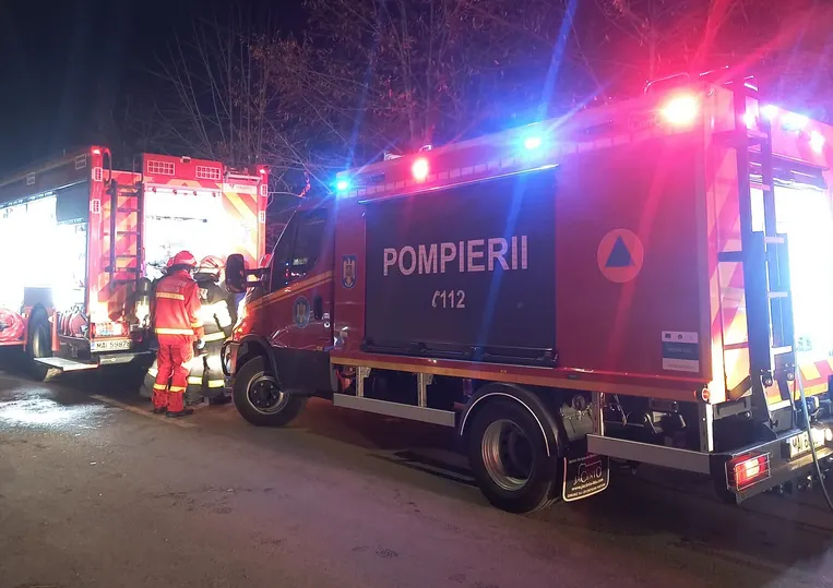 Incendiu într-un bloc din Oradea. Un bărbat, resuscitat după ce a fost găsit în stop cardio-respirator