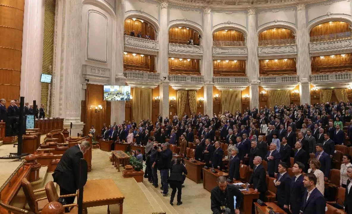 PSD, AUR și suveraniștii strâng semnături pentru ca moțiunea de cenzură împotriva lui Bolojan să fie depusă înainte de 1 Mai