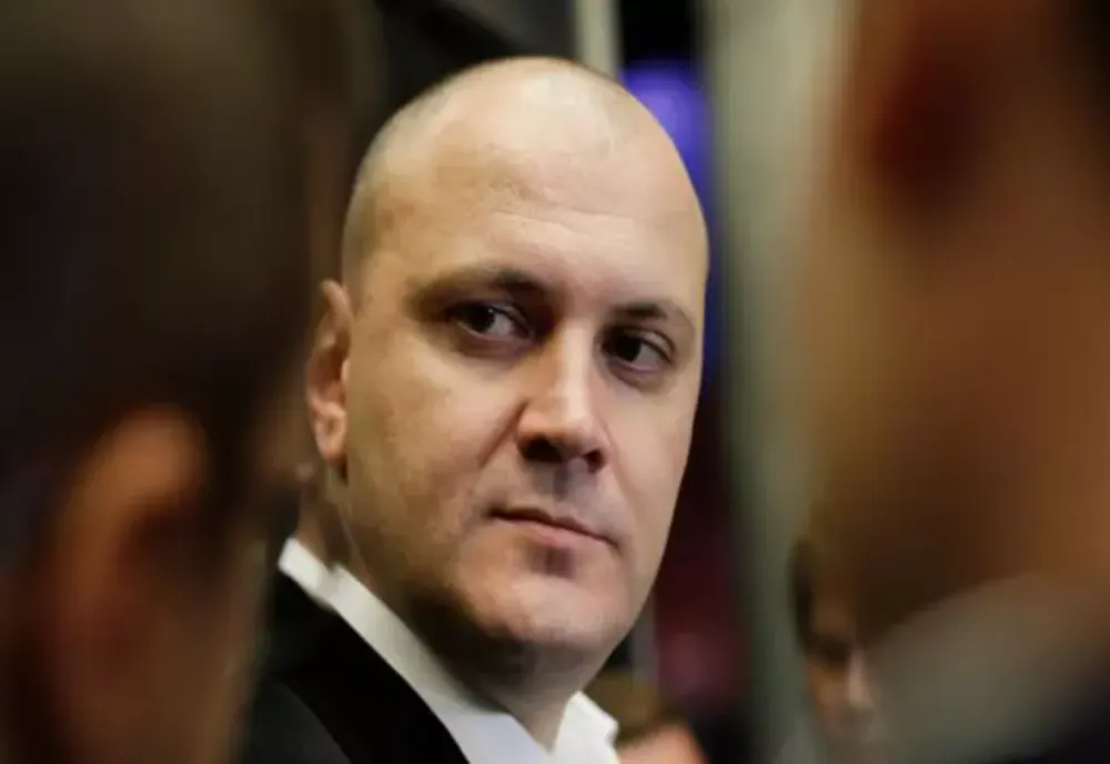 Cum încearcă Sebastian Ghiță să-și facă campanie pe rețelele sociale: "armata" de conturi false 