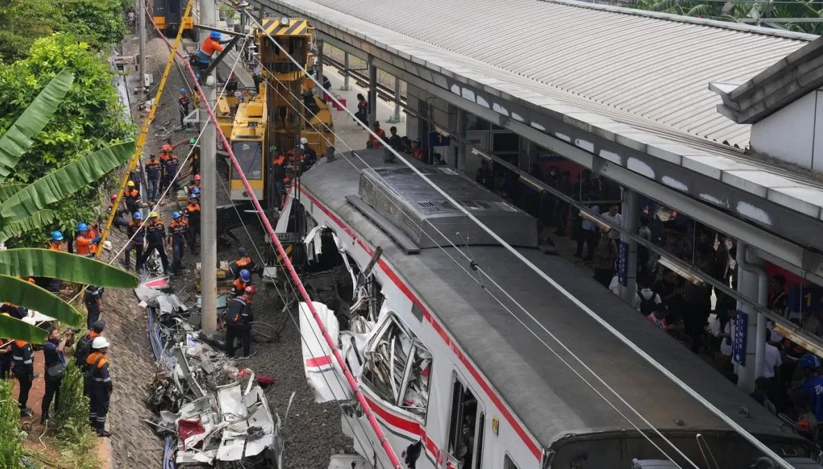 Tragedie feroviară: 14 morți după ce un tren a spulberat un vagon de navetiști blocat de un taxi pe șine, în Indonezia
