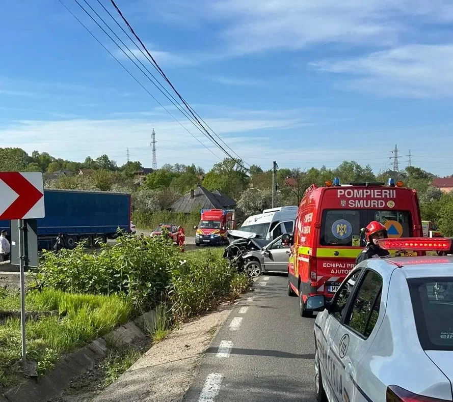 Accident grav între un microbuz și un autoturism în Maramureș. 10 persoane, transportate la spital - FOTO&VIDEO