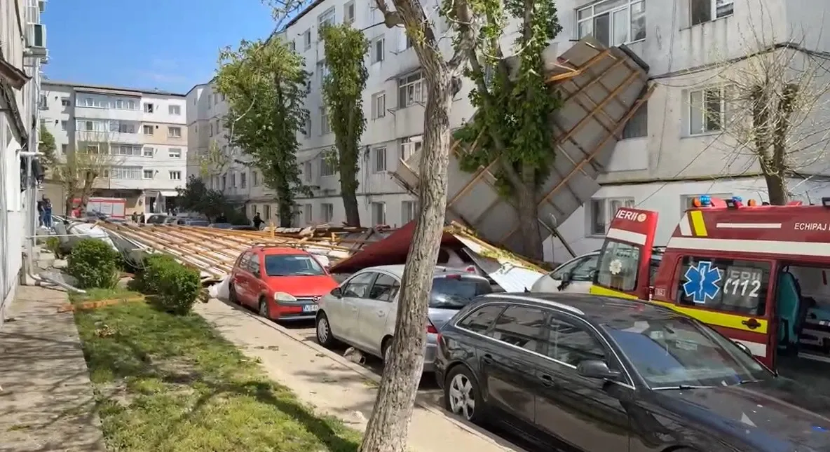 Un bărbat a murit, după ce a fost lovit de un acoperiș prăbușit în Vaslui - VIDEO