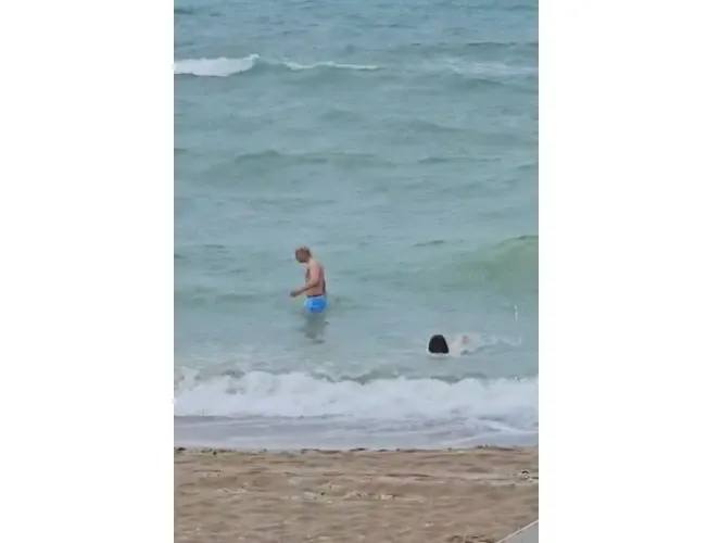Primii turiști care au ajuns la Vama Veche au sfidat temperaturile scăzute și au intrat în Marea Neagră - VIDEO