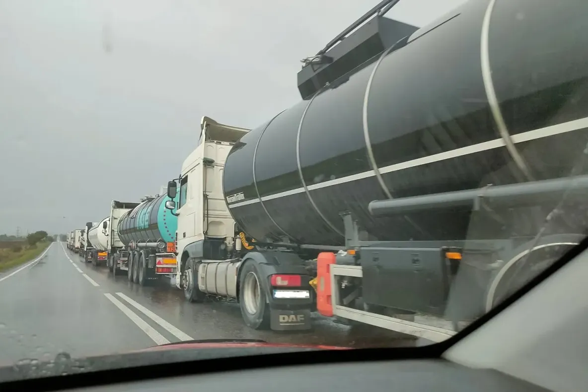 Criză de carburanți în România! Cozi kilometrice la Năvodari: Rafinăria Rompetrol, sufocată 