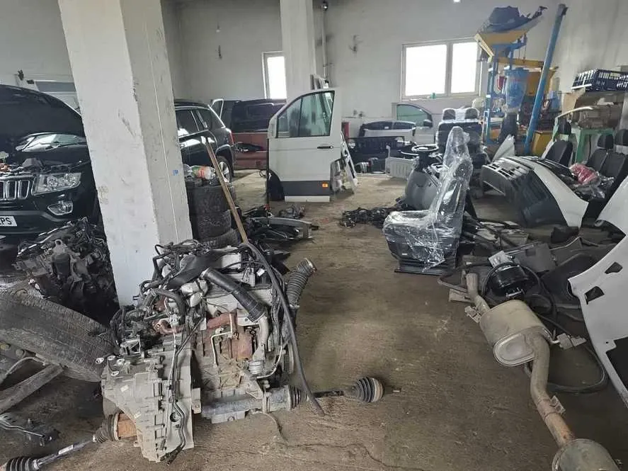 Dezmembrări auto ilegale în Neamț: amendă de 40.000 lei și activitate suspendată de Garda de Mediu