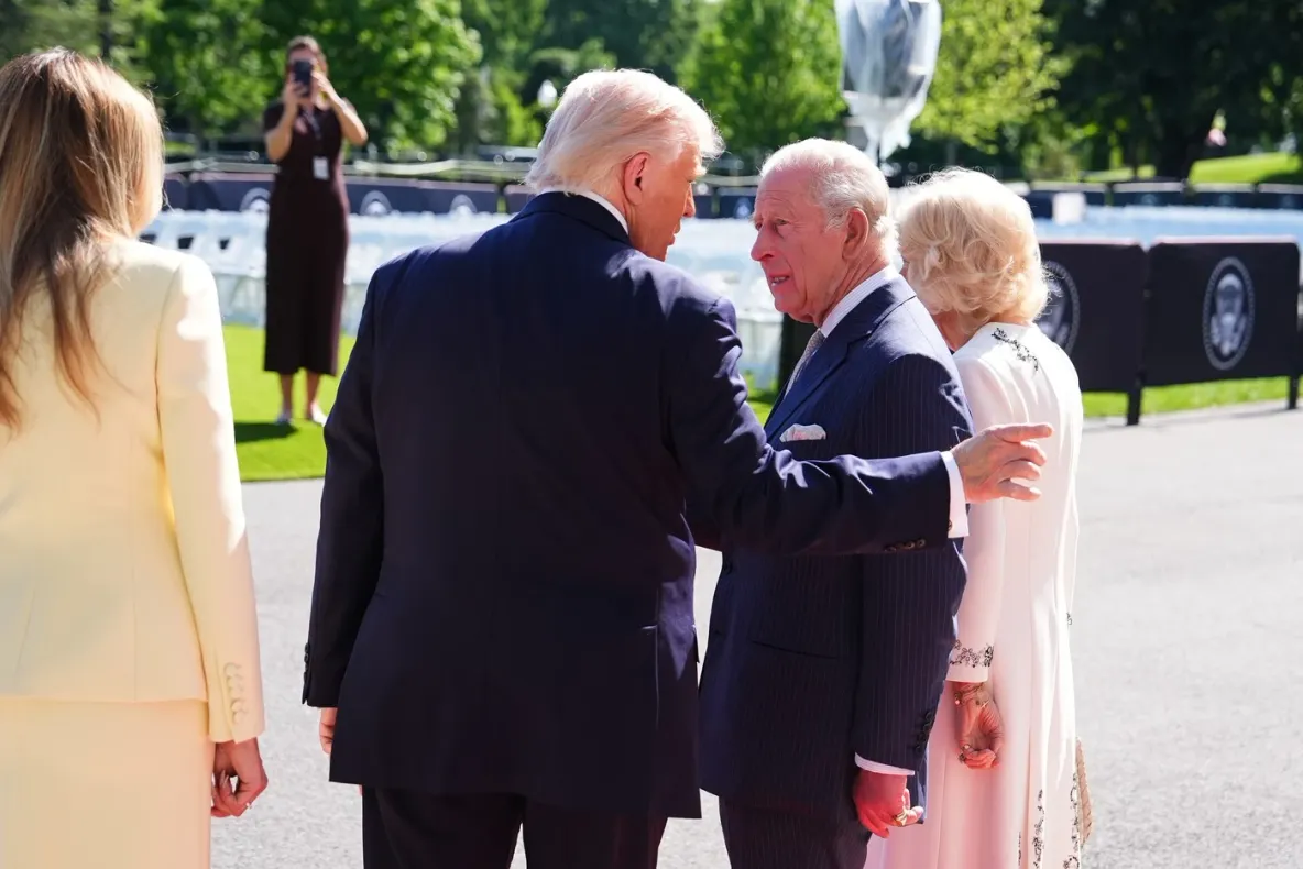„Dacă a făcut ce a spus, va distruge populația”. Discuția dintre Trump și Regele Charles, descifrată de un cititor pe buze