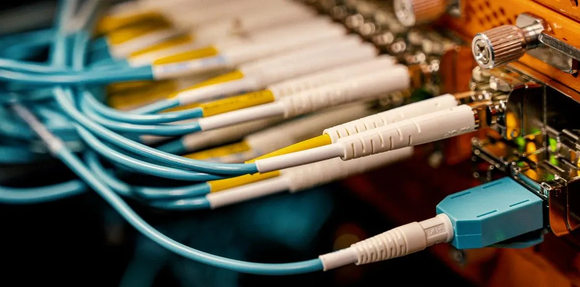 Cum se face conectarea cablurilor patchcord la dispozitive? Detalii esențiale de care trebuie să ții cont la instalare