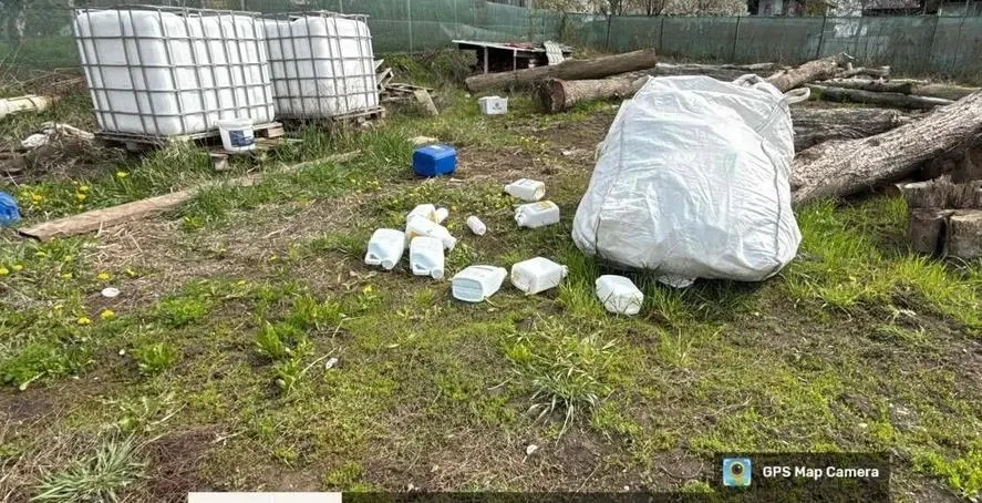 Dosar penal și amendă de 15.000 lei în Suceava: îngrășăminte chimice depozitate ilegal, risc major pentru mediu