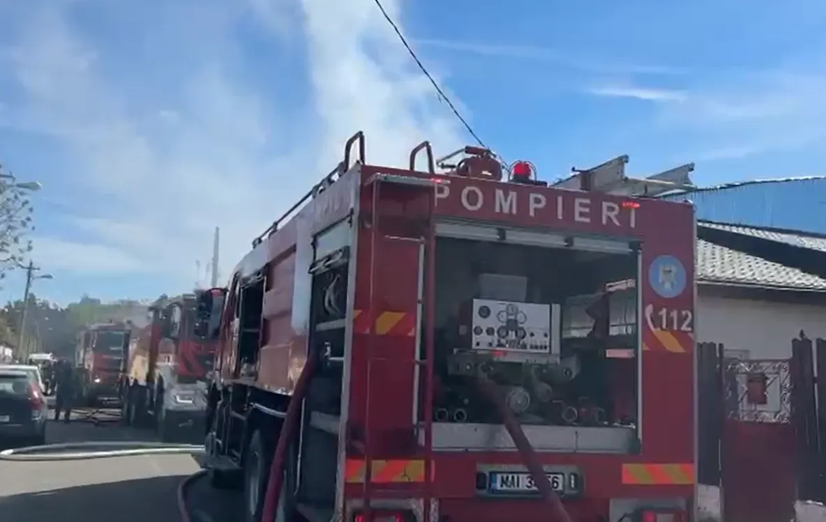 Incendiu violent în Sectorul 5 din Capitală. Flăcări uriașe la două locuințe, pompierii luptă să oprească propagarea - VIDEO
