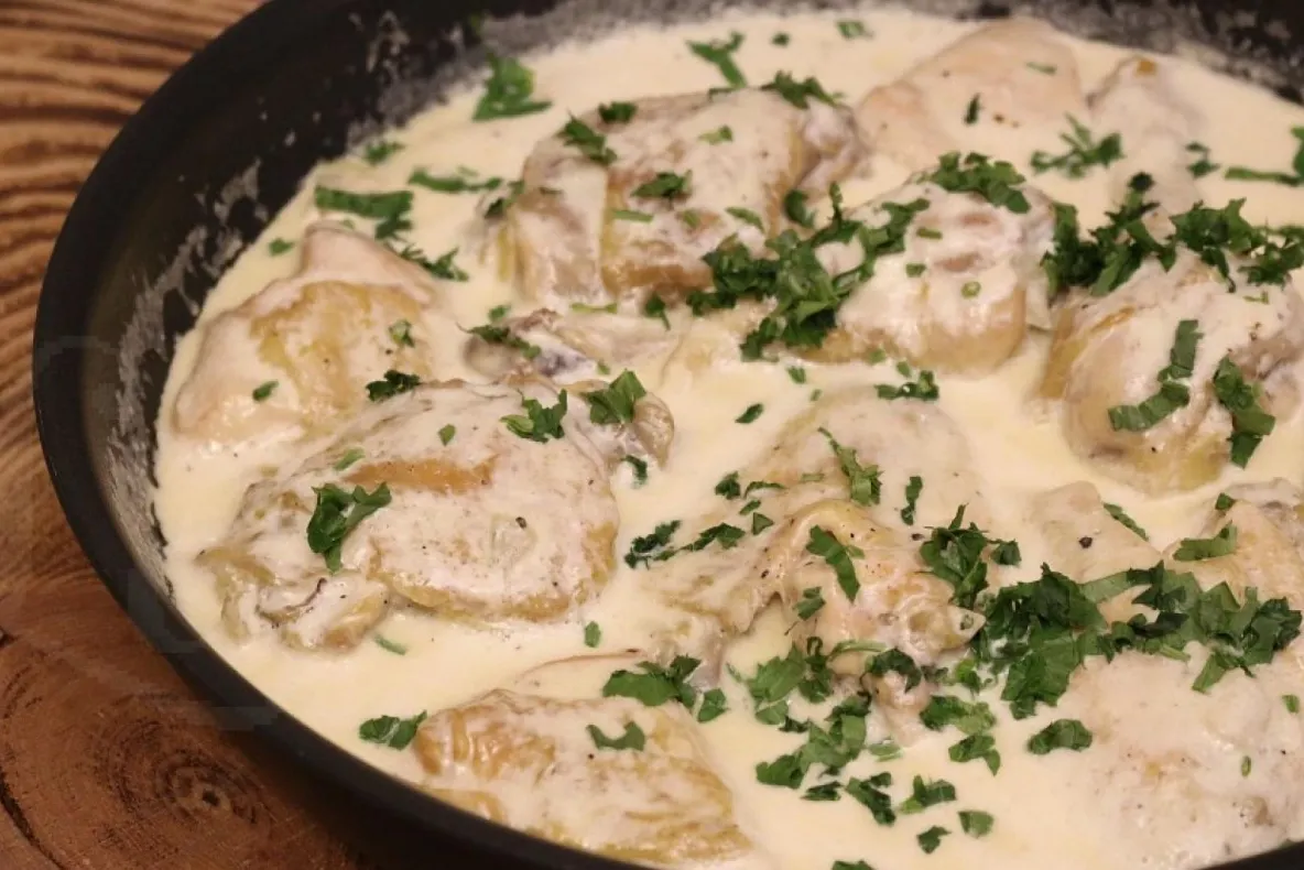  Pui cu smântână și usturoi verde. O rețetă simplă și delicioasă, perfectă pentru zilele în care nu știi ce să mai gătești