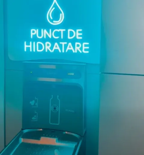 Au fost instalate primele stații de apă potabilă în aeroporturile din București. Pasagerii își pot umple sticlele gratuit