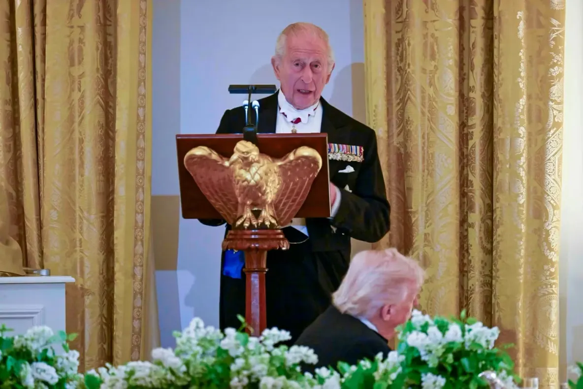 Regele Charles al III‑lea i-a dat o lecție de umor britanic lui Donald Trump: „Fără noi, azi vorbeați franceză!”